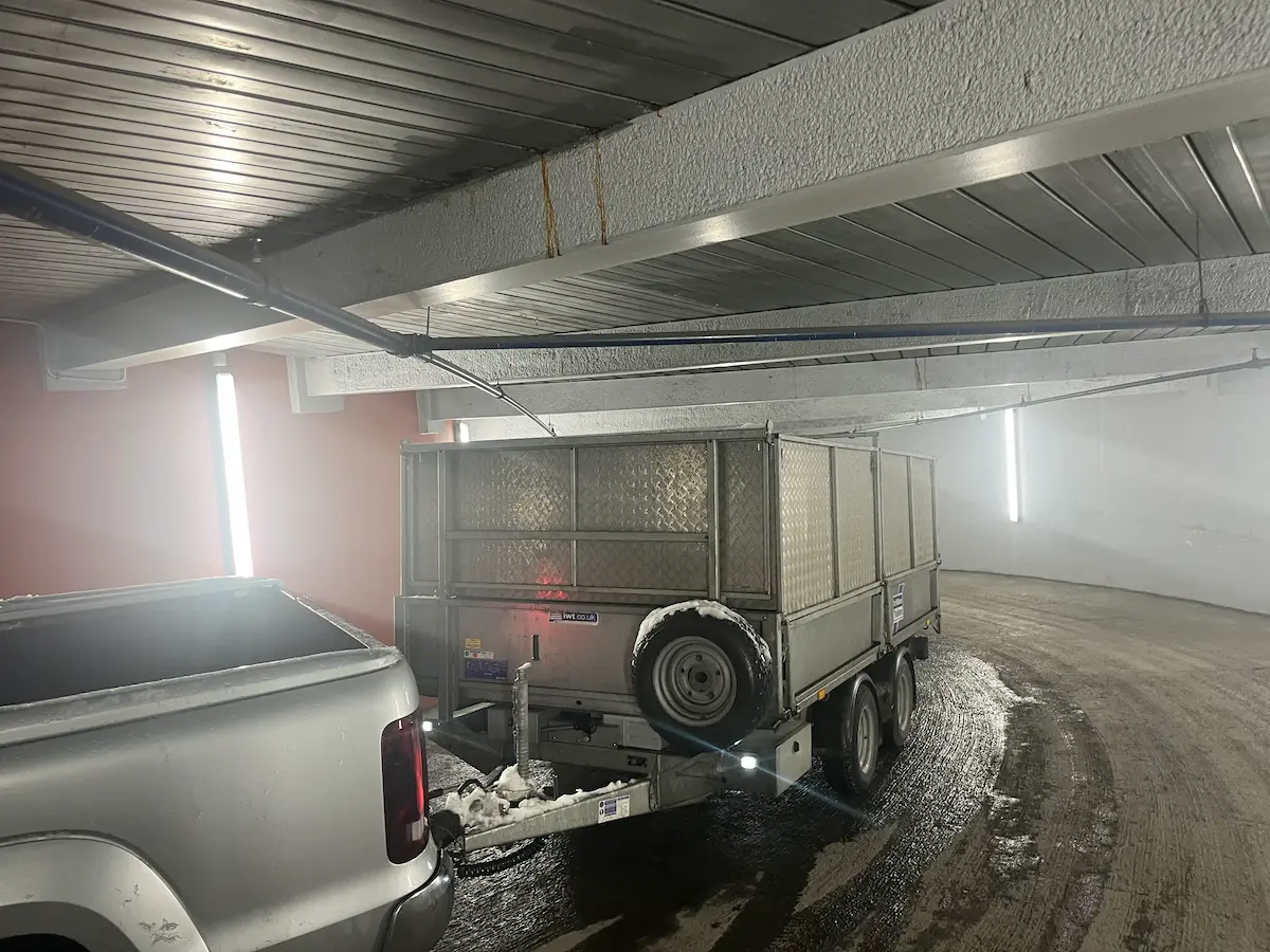 Rydding av bod i garasjeanlegg i Kongsberg sentrum