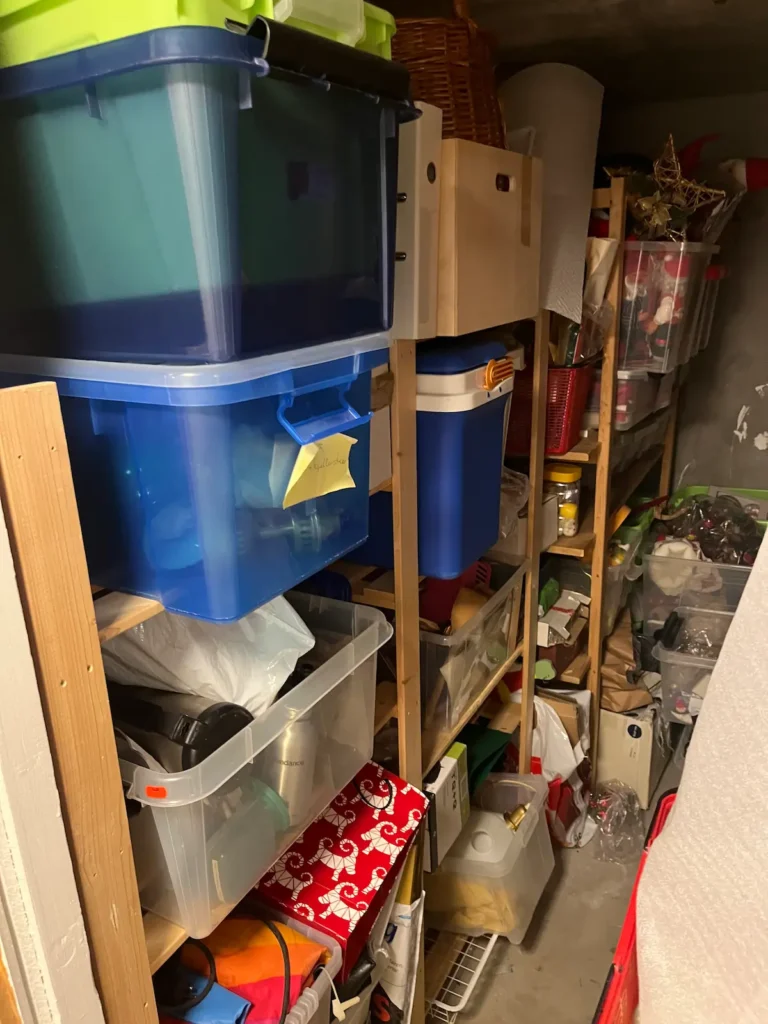 Rydding av boder i kjeller i boligblokk på Raumyr i Kongsberg